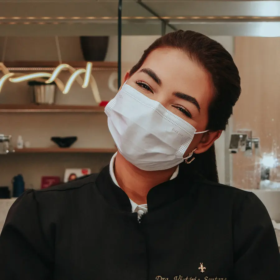 Dra. Victoria no consultório, durante um atendimento
