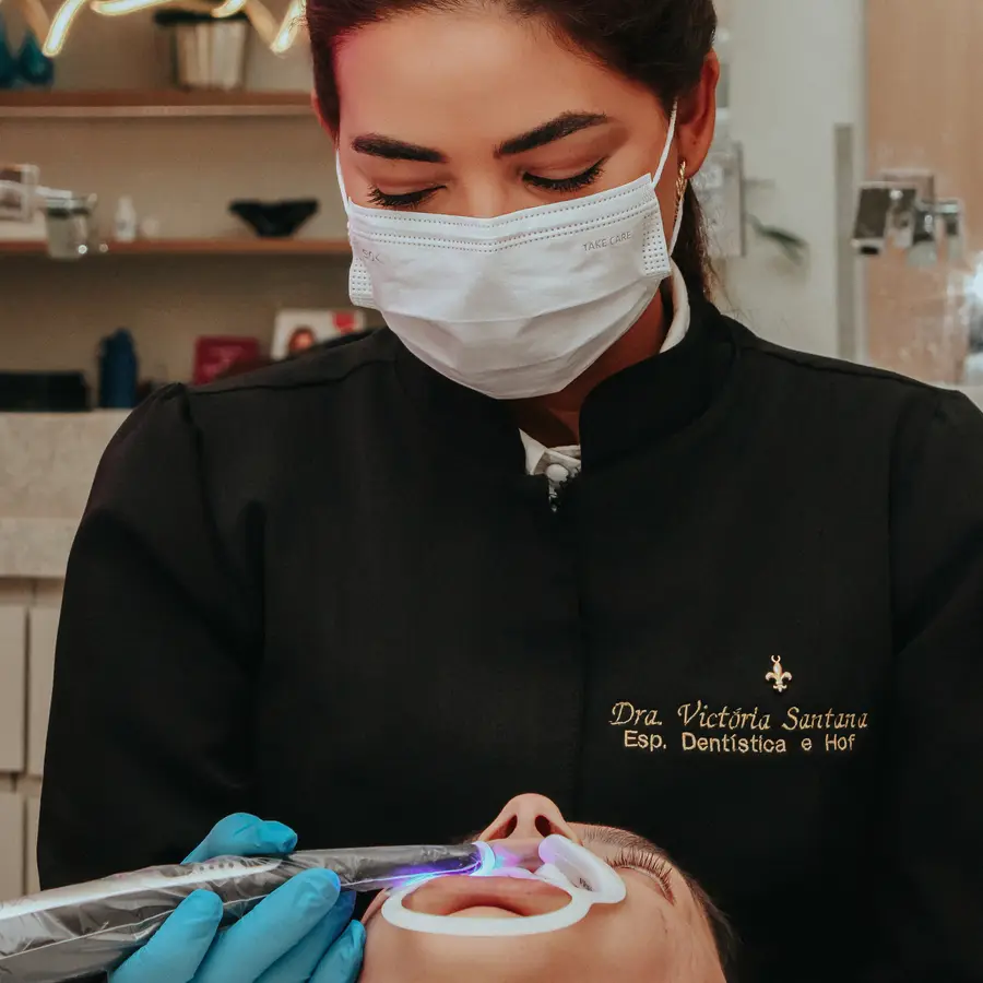 Clareamento em consultório, com afastador labial e luz